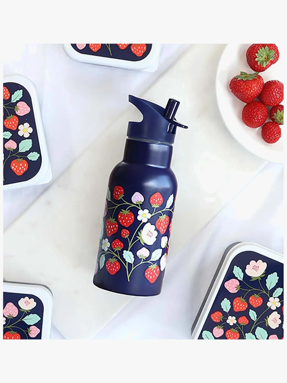 ALittleLovelyCompany Spisetid*A Little Lovely Company Stainless steel Drikkedunk, Strawberries Blå/Flerfarvet