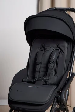 Beemoo Hynde, All Black