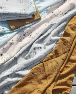 DoneByDeer Stofbleer, Nusseklude & Babytæpper*Done By Deer Stofble Sea Friends 120x120 2-pak, Grey Grå