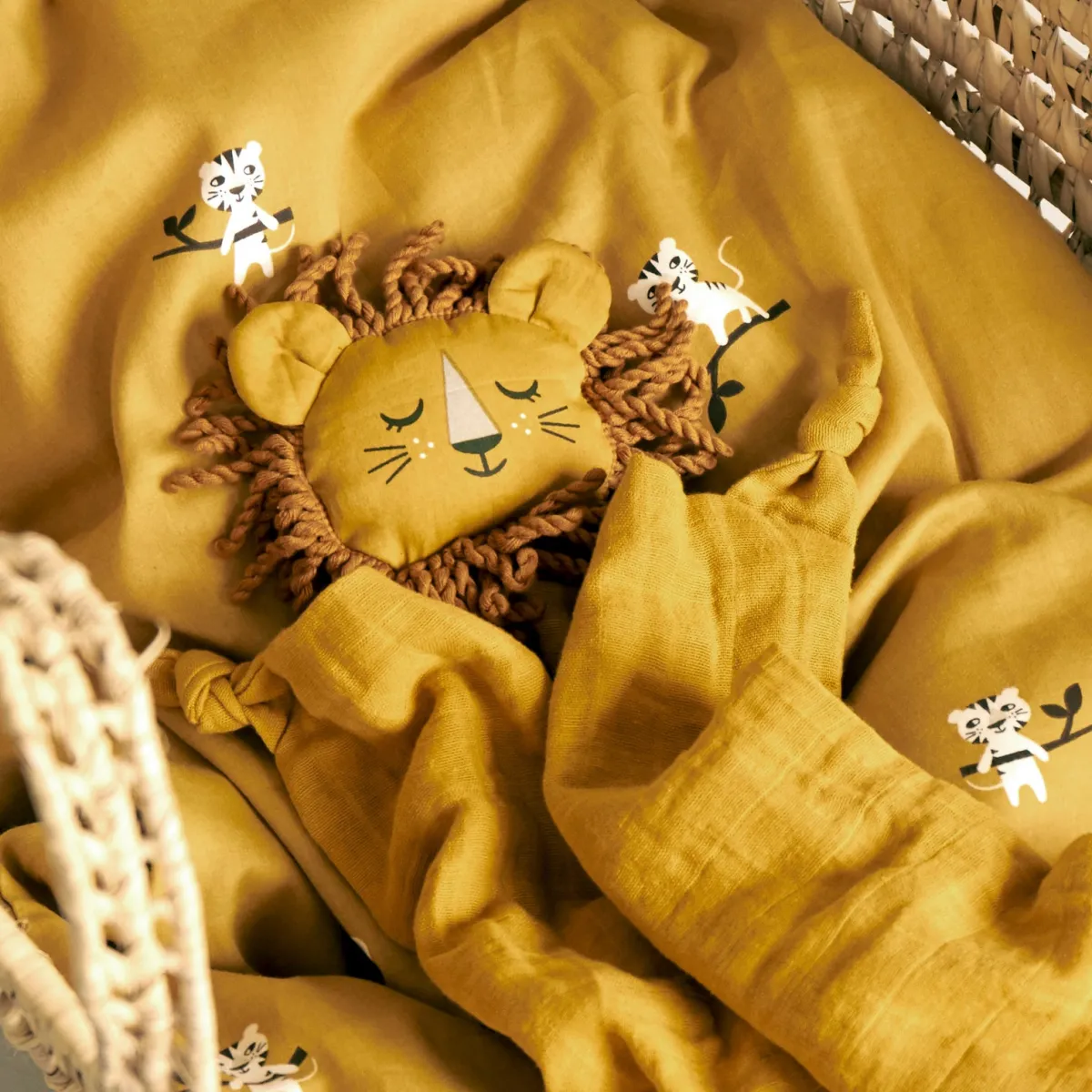 Roommate Stofbleer, Nusseklude & Babytæpper*Nusseklud Løve, Yellow Gul
