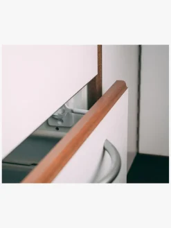 SafeandCare Sikkerhed*Safe & Care SureCatch Selvklæbende Lås til Nederste Skuffe, Hvid