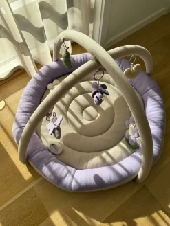 VanillaCopenhagen Babylegetøj>Vanilla Copenhagen Butterfly Aktivitetstæppe, Lavender